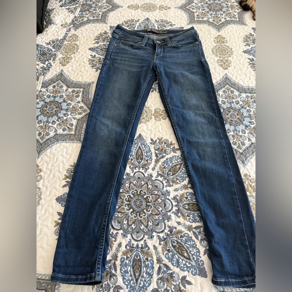 Like new Levi’s Demi curve size 3/26 jeans.